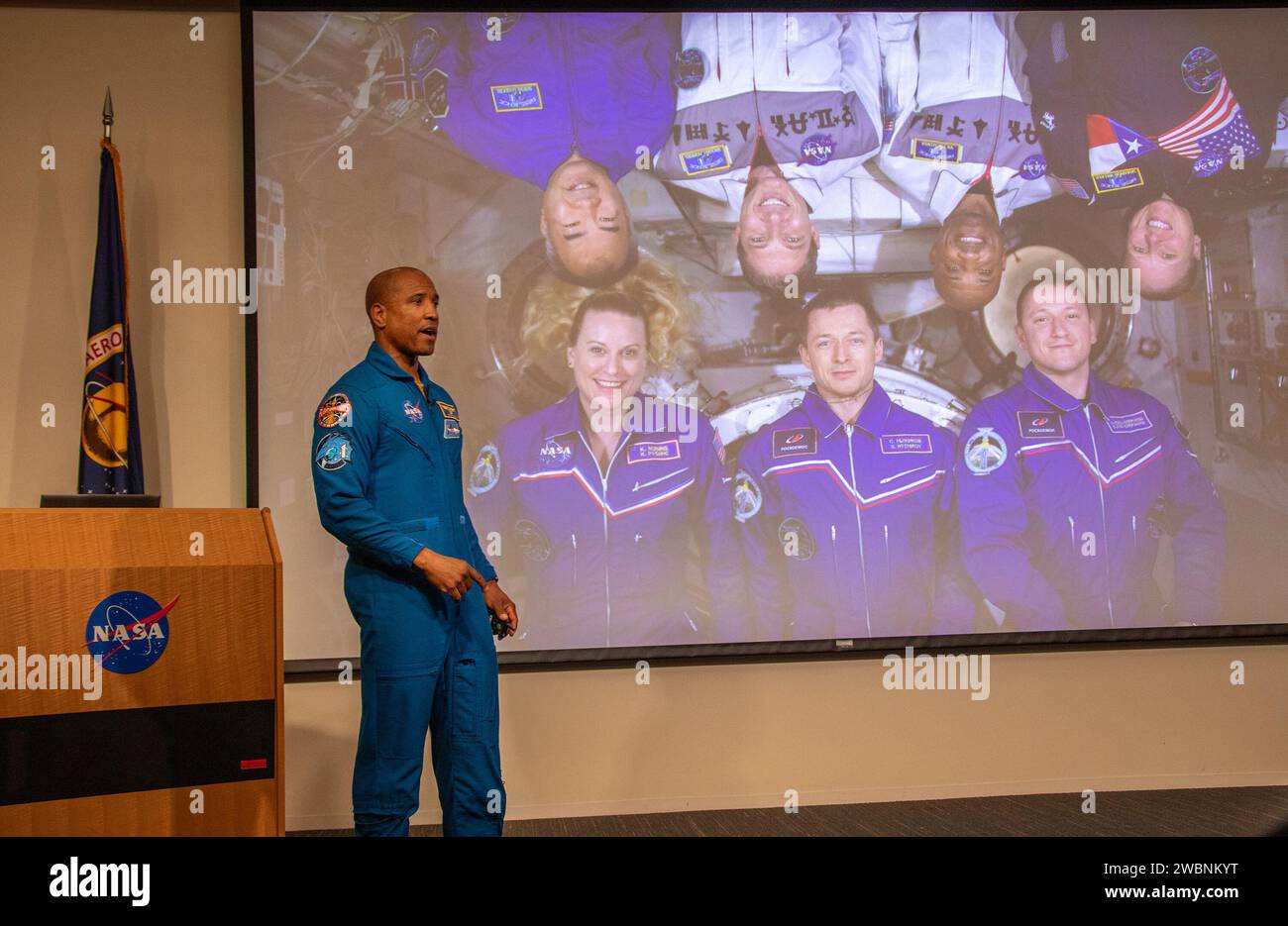 ARTEMIS II Astronaut Victor J. Glover nimmt am Samstag, 21. Oktober, am Open House der NASA Langley Teil. Mehr als 37.000 Personen meldeten sich für die NASA Langley Open House an. Beginnend mit dem jährlichen 5K Moon Walk Run und dem talentierten Nils Larson, kam X59 Pilot und Astronaut Victor Glover wieder in Langleys Hangar zusammen und wurde von Center Director Clayton Turner moderiert. Stockfoto