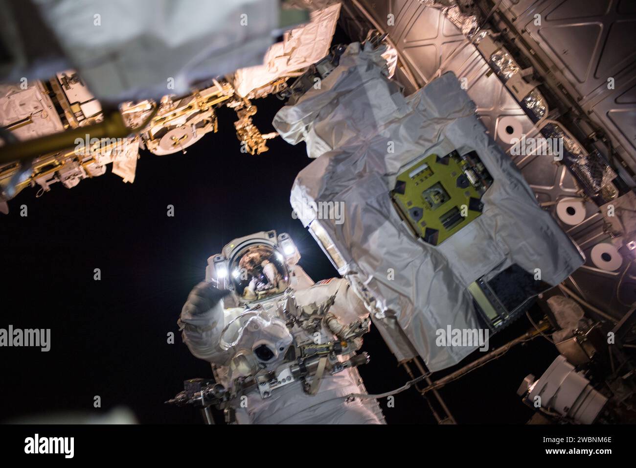 Am 16. Februar 2018 wartete der NASA-Astronaut Mark Vande Hei von der Expedition 53 Komponenten auf dem Canadarm2-Roboterarm während eines Raumwanderns mit dem Astronauten Norishige Kanai von der JAXA. Stockfoto