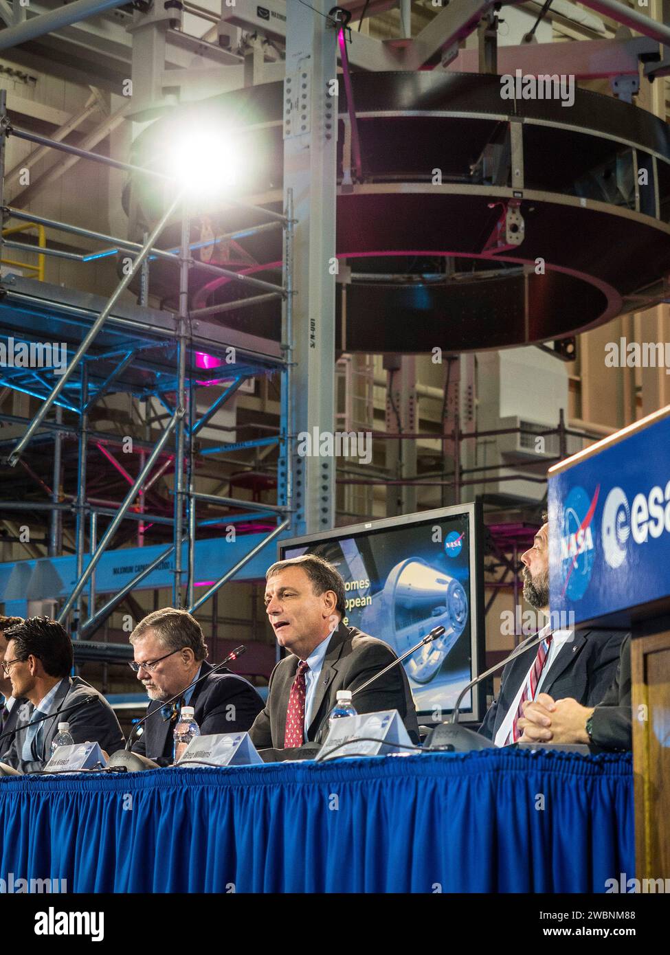 Der European Service Module Structural Test Artikel wurde am 30. November in der Space Power Facility des NASA Glenn Research Center, Plum Brook Station, Sandusky, Ohio, aufgenommen. 2015 für die strukturelle Bewertung von Raumfahrzeugkomponenten. Stockfoto
