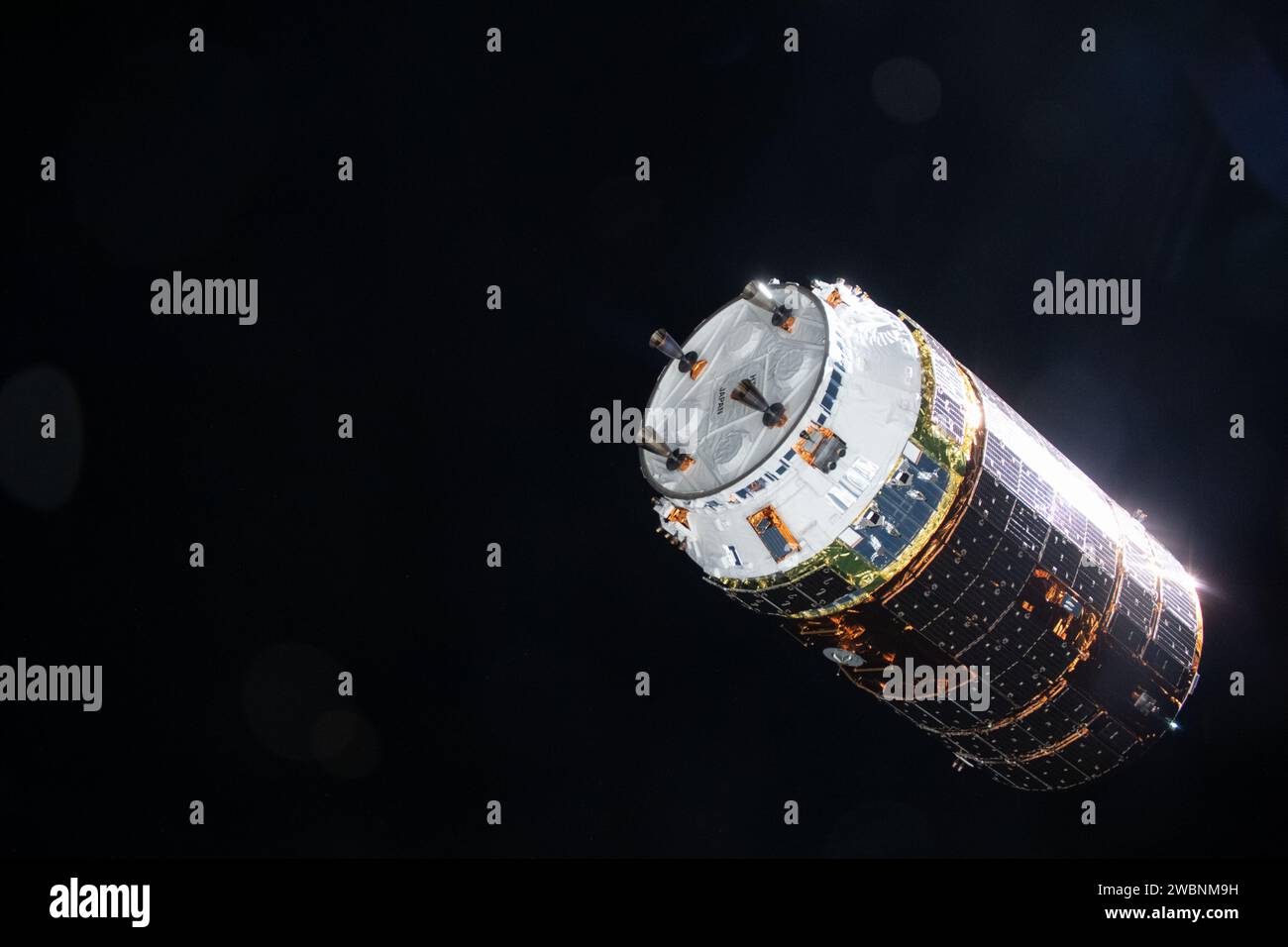 Das H-II Transfer Vehicle-9 (HTV-9) von JAXA nähert sich am 25. Mai 2020 der Internationalen Raumstation. Der Kommandant der Expedition 63 Chris Cassidy setzte Canadarm2 ein, um das Raumschiff zu erfassen, das über vier Tonnen Nahrung, Vorräte und Experimente lieferte. Stockfoto