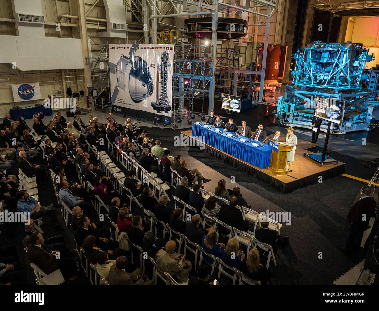 Der European Service Module Structural Test Artikel wird am 30. November 2015 in der Space Power Facility des NASA Glenn Research Center in Plum Brook Station in Sandusky, Ohio, gezeigt. Stockfoto