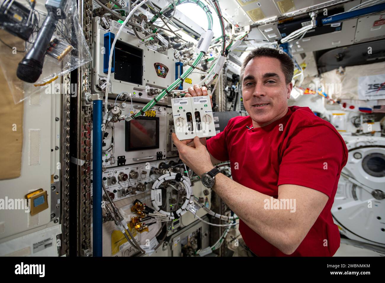 Der NASA-Astronaut und Expeditionskommandant Chris Cassidy 63 arbeiteten an der Forschungsausrüstung im Kibo-Labormodul der Japan Aerospace Exploration Agency an Bord der Internationalen Raumstation. Stockfoto