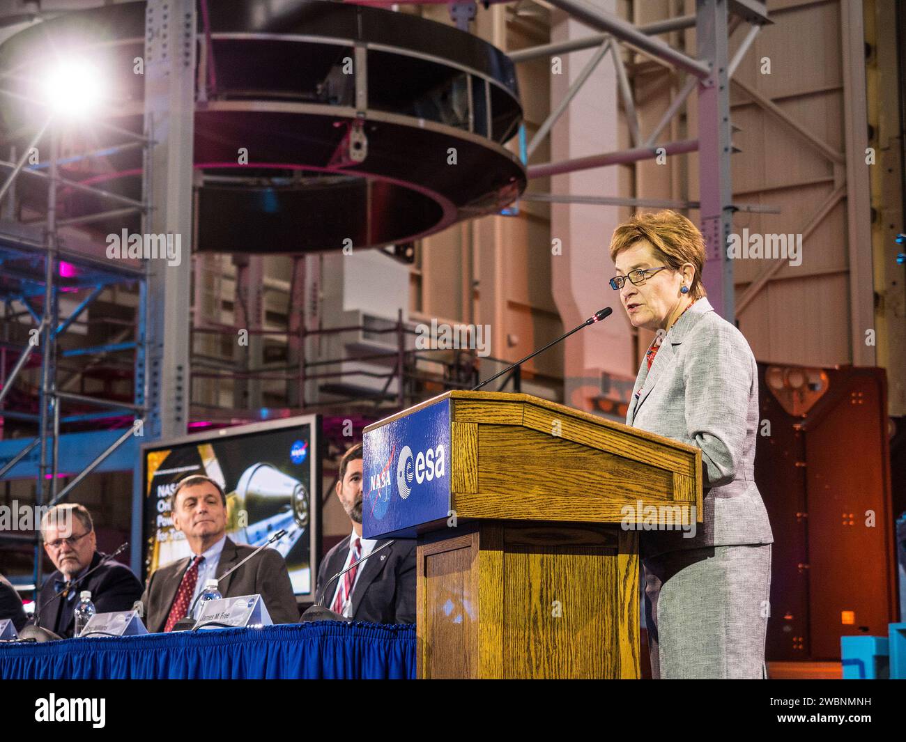 Der European Service Module Structural Test Artikel erscheint im Hintergrund in der Space Power Facility des NASA Glenn Research Center, Plum Brook Station, Sandusky, Ohio am 30. November 2015. Stockfoto