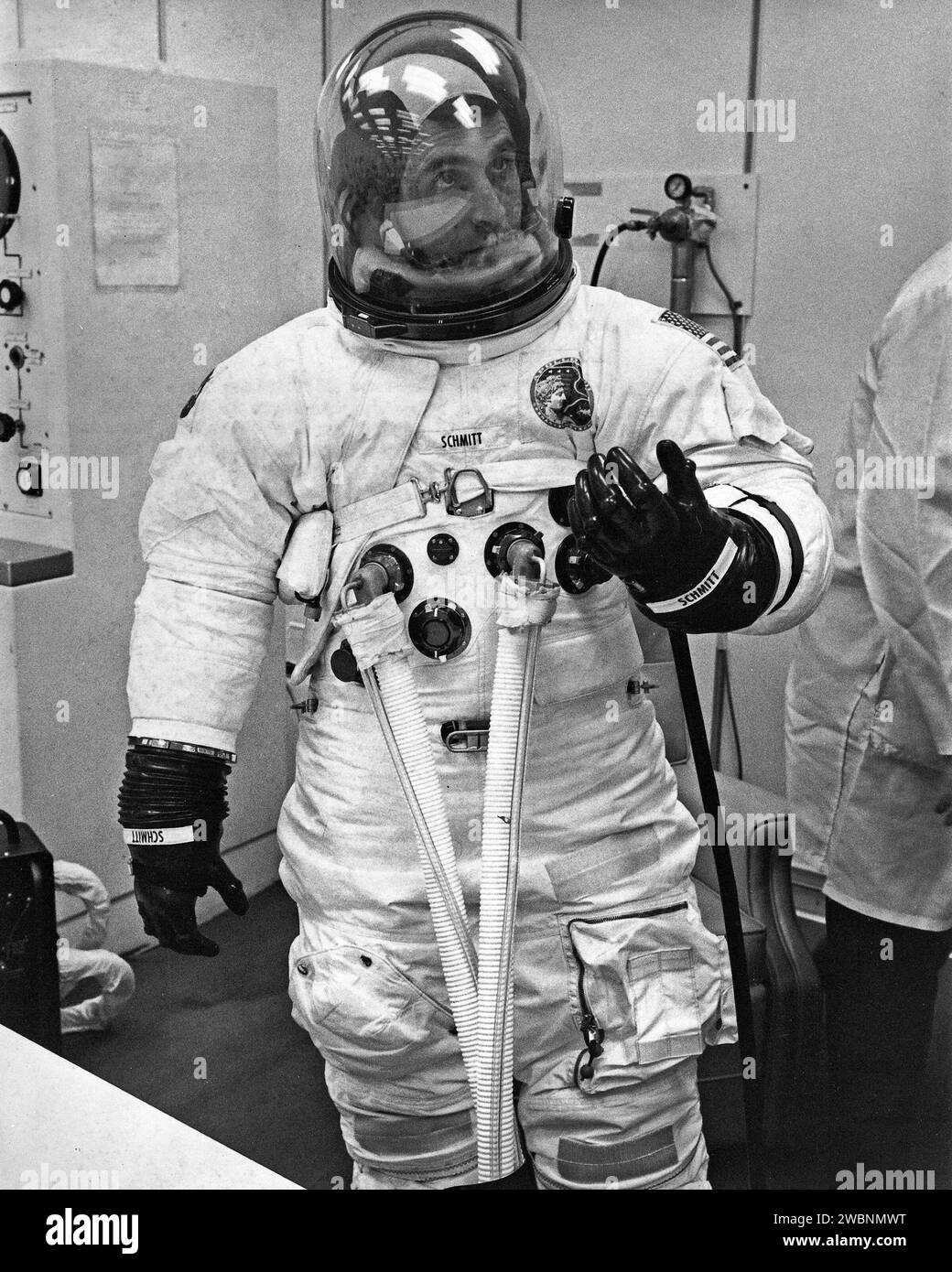Astronaut Harrison H. Schmitt, Pilot des Apollo 17 Lunar Module, zieht sich im Astronautenquartier im bemannten Raumschiff-Operations-Gebäude an, um den Countdown-Demonstrationstest vorzubereiten, der hier heute erfolgreich abgeschlossen wurde. Stockfoto
