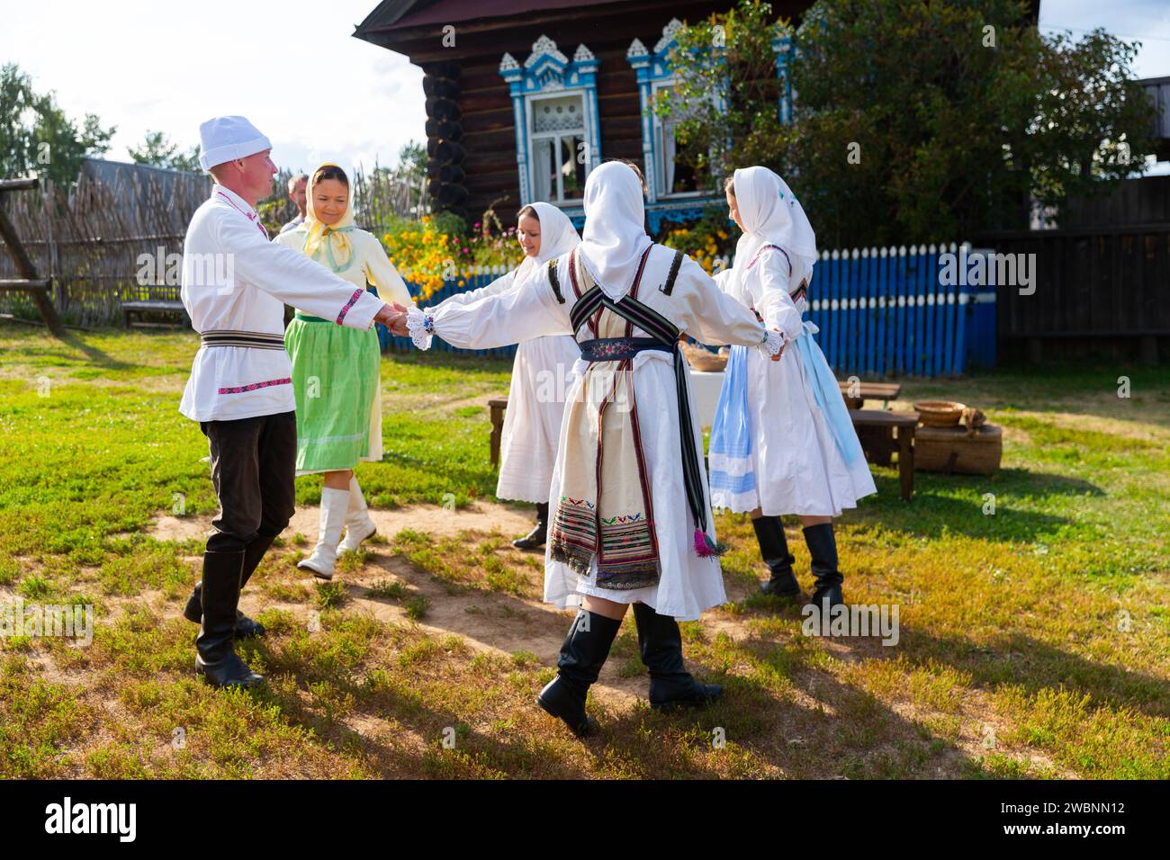 Künstler tanzen im Ethnographischen Freilichtmuseum Mari Stockfoto