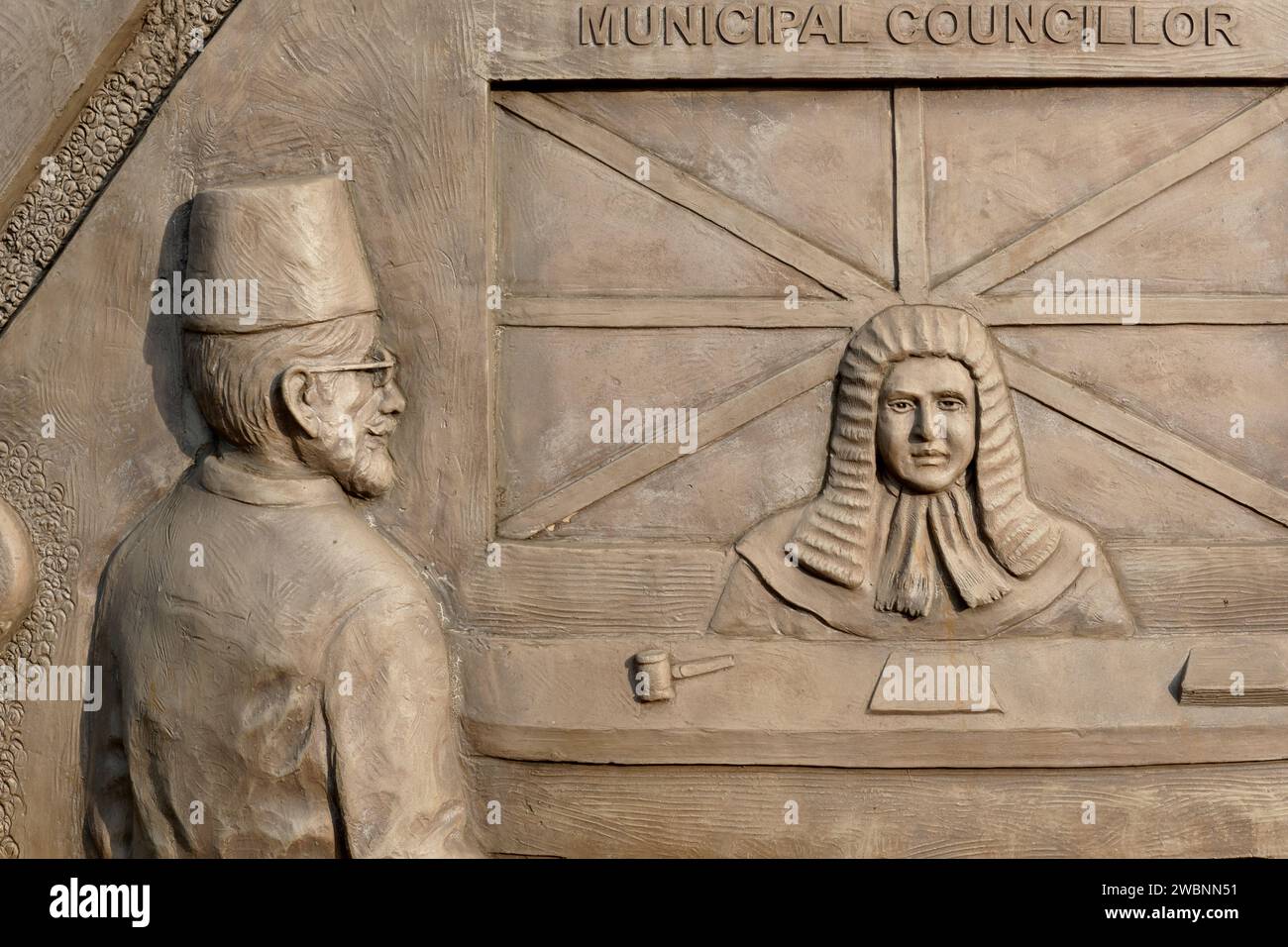 Ein Fries im Maulana Abul Kalam Azad (*Maulana Azad’) Memorial Park zeigt den Freiheitskämpfer vor einem britischen Stadtrat Mumbai, Indien Stockfoto