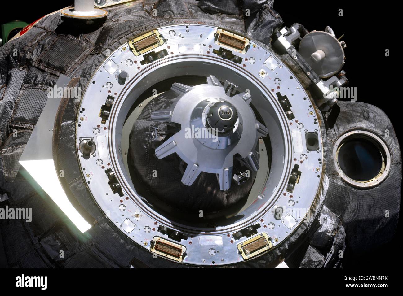 Die Sojus-Sonde TMA-20 verließ die ISS am 23. Mai 2011 mit den Besatzungsmitgliedern Dmitri Kondratjew, Cady Coleman und Paolo Nespoli und landete sicher in der Nähe von Dzhezkazgan in Kasachstan. Stockfoto