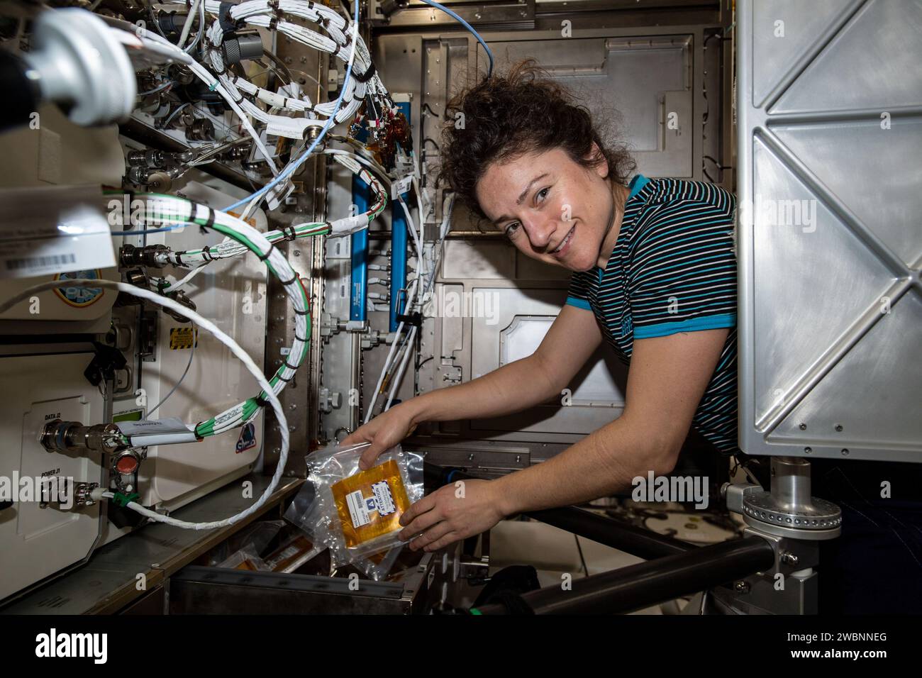 Am 11. März 2020 sammelte die NASA-Astronautin Jessica Meir im Rahmen der Expedition 62 Protein Crystal Growth-10-Experiment-Hardware für die Lagerung im Kibo-Labormodul an Bord der Internationalen Raumstation. Stockfoto