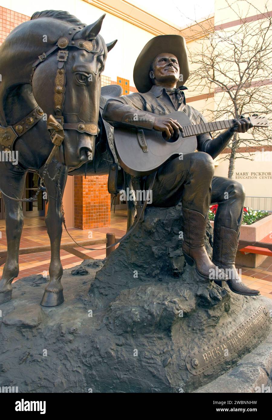Eine Skulptur, die Gene Autrey, den singenden Cowboy, mit seinem Pferd vor dem Gene Autrey Museum of the American West in Los Angeles, Kalifornien, USA zeigt Stockfoto