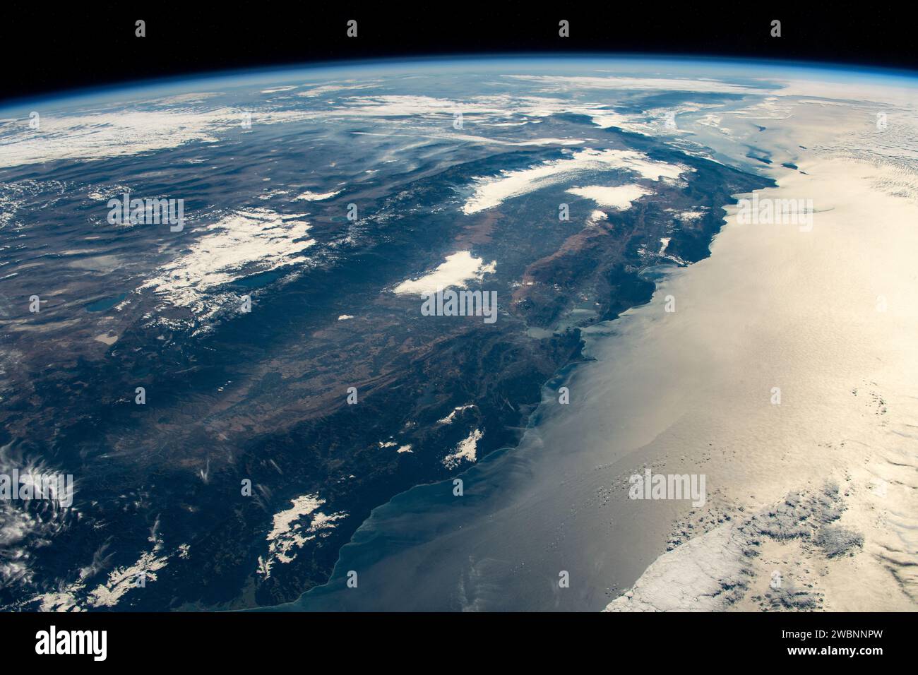 Iss070e014216 (26. Oktober 2023) --- Kaliforniens Central Valley Region ist von der Internationalen Raumstation aus deutlich sichtbar, da sie 262 Meilen über dem Pazifischen Ozean umkreist. Stockfoto