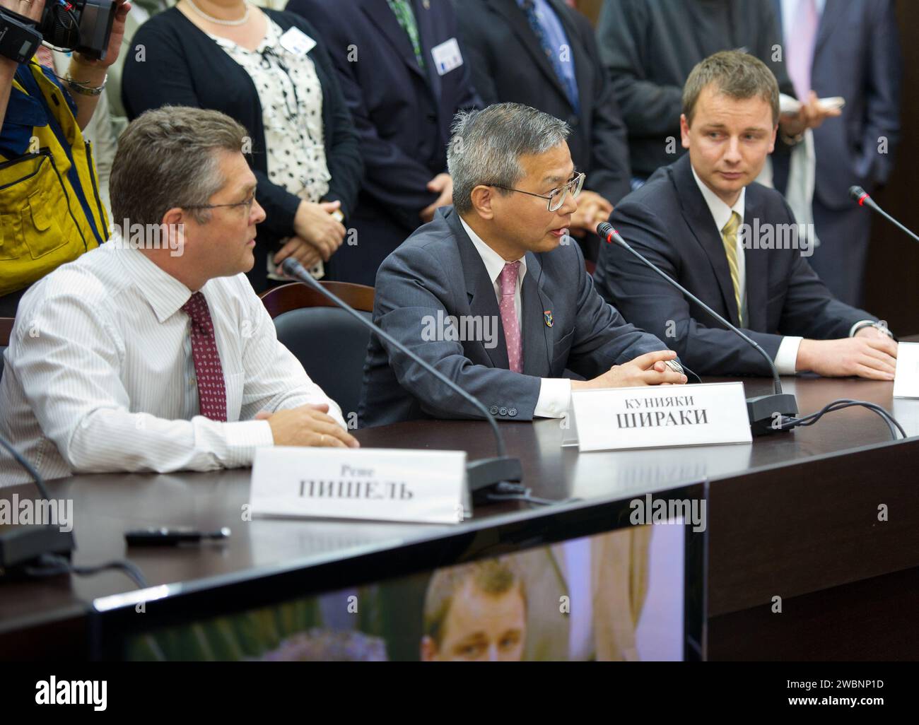 JAXA-Präsident Kuniaki Shiraki spricht auf einer Pressekonferenz nach dem Andocken im russischen Missionskontrollzentrum, nachdem Sojus TMA-02M mit 28 Besatzungsmitgliedern an der ISS angedockt hatte. Stockfoto