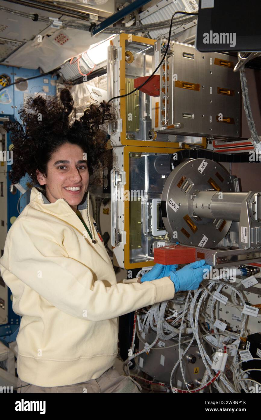 Iss070e023516 (12. November 2023) --- NASA-Astronaut und Expedition 70 Flugingenieur Jasmin Moghbeli stellt Forschungshardware für die Cell Gravisensing-2-Studie auf, um zu erfahren, wie Zellen auf den Mangel an Gravitation reagieren und die Weltraumbiologie fördern und die Behandlung von Krankheiten auf der Erde verbessern. Stockfoto