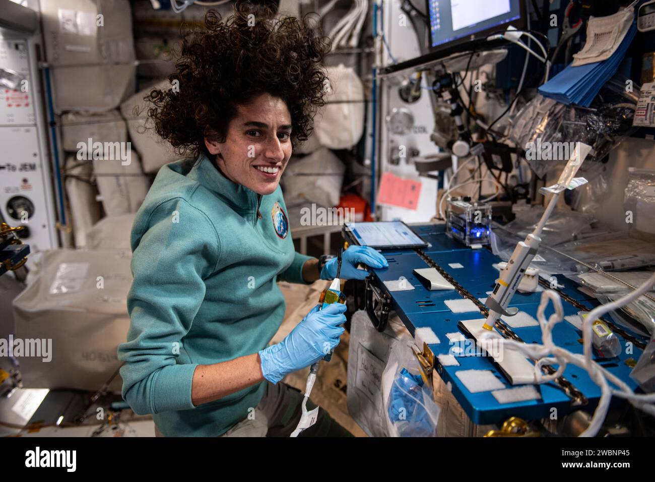 Iss070e005386 (18. Oktober 2023) --- NASA-Astronaut und Expedition 70 Flugingenieur Jasmin Moghbeli verwendet ein tragbares DNA-Detektionsgerät, das in Laboren und Klassenzimmern auf der Erde zu finden ist. Sie identifizierte Bakterien aus Wasserproben, die an Bord der Internationalen Raumstation gesammelt wurden. Die als BioMole bekannte Studie zeigt, dass die mikrobielle Umgebung des Raumfahrzeugs überwacht werden kann, ohne dass Proben zur Analyse zurück zur Erde geschickt werden müssen. Stockfoto