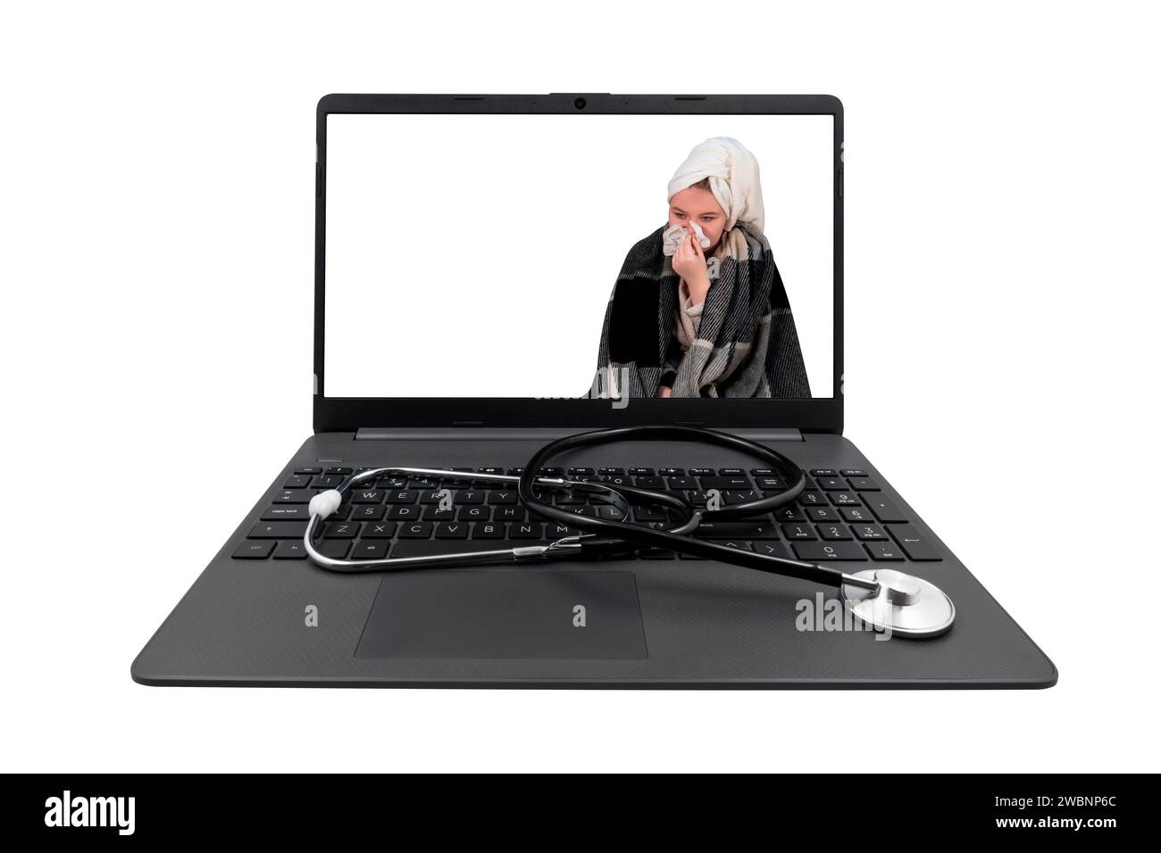 Laptop und medizinisches Stethoskop isoliert auf weißem Hintergrund. Auf dem Laptop-Bildschirm - ein Mädchen mit Erkältungssymptomen bläst ihre Nase in ein Papiertaschentuch Stockfoto