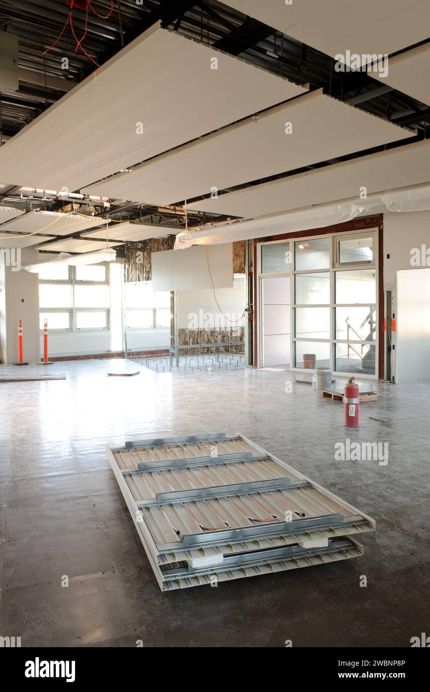 Deckenpaneele in der NASA Ames Sustainability Base sind im Rahmen ihres energieeffizienten Designs auf dem Moffett Field Campus mit Kühlelementen ausgestattet. Stockfoto