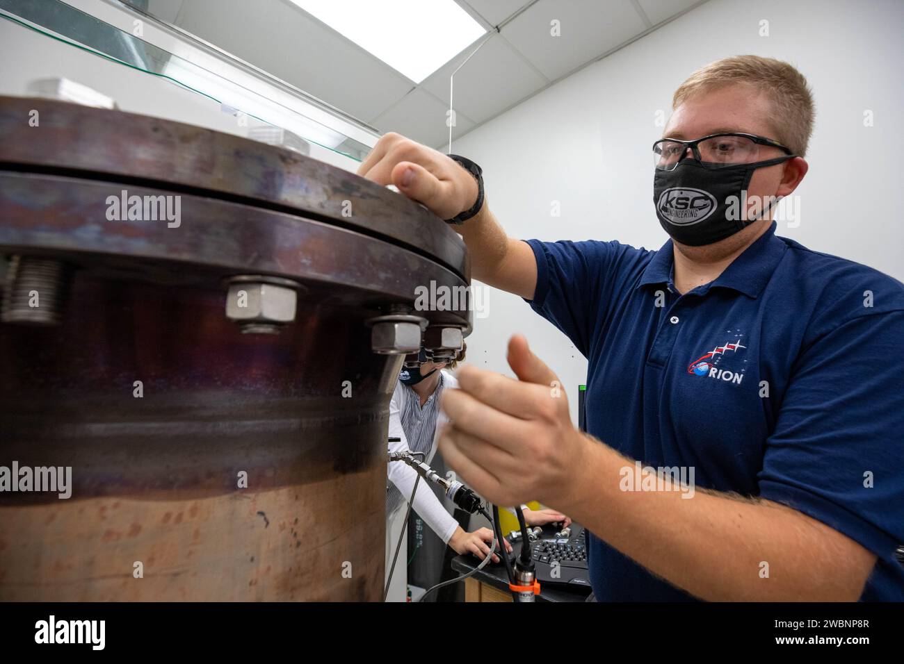 Evan Bell, ein Maschinenbauingenieur und Mitglied des gasförmigen Lunar Oxygen vom Regolith Elektrolyse-Projektteam im Kennedy Space Center der NASA in Florida, überprüft die Hardware, die verwendet wird, um Mondregolith zu schmelzen – Schmutz und Staub auf dem Mond aus zerquetschtem Gestein – während eines Tests in einem Labor im Kennedy's Neil Armstrong Operations and Checkout Building am 29. Oktober 2020. Galore wurde von der Space Technology Mission directorate der Agentur als Early Career Initiative ausgewählt, und das Team wurde beauftragt, ein Gerät zu entwickeln, das Mondregolith und tur schmelzen kann Stockfoto