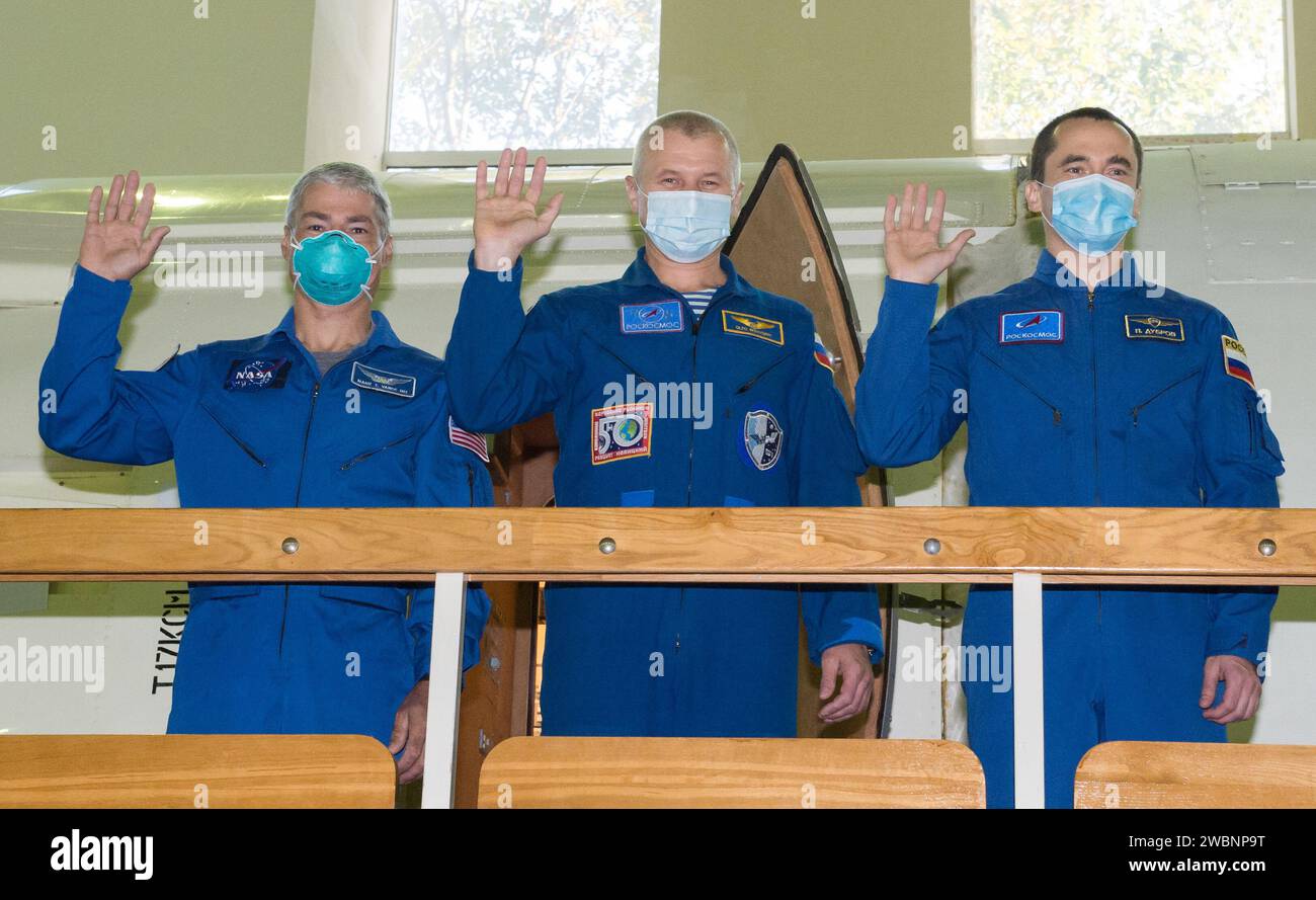 Expedition 64 Besatzungsmitglieder der NASA-Astronaut Mark Vande Hei, links, der russische Kosmonaut Oleg Nowitskiy von Roscosmos, Zentrum, und der russische Kosmonaut Petr Dubrov von Roscosmos, wackelten während der Sojus-Qualifizierungsprüfungen Mittwoch, 23. September 2020 im Gagarin Cosmonaut Training Center (GCTC) in Star City, Russland. Stockfoto