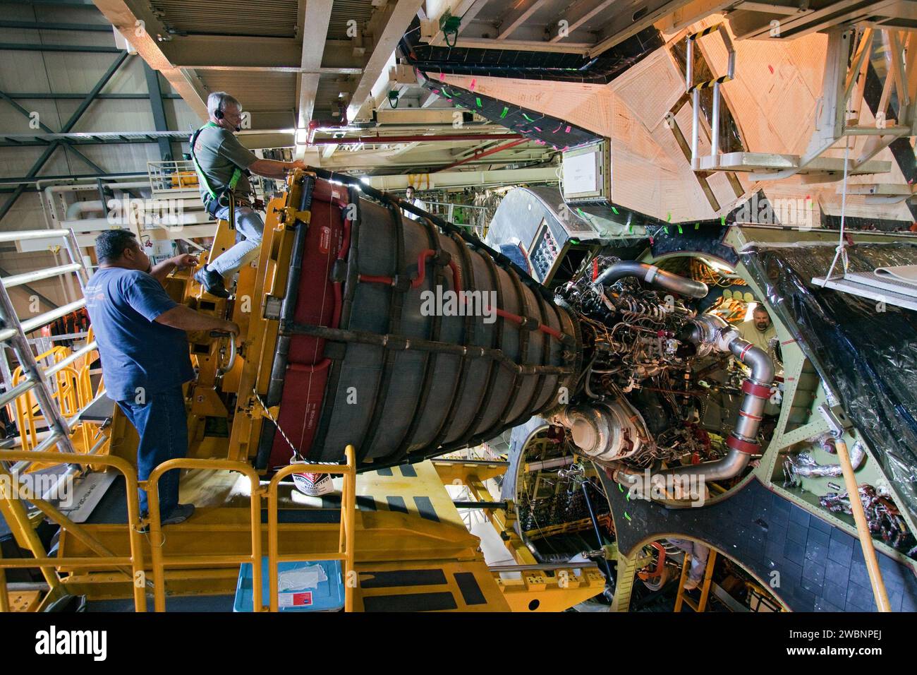 Das erste Triebwerk des Space Shuttle Discovery für die Mission STS-133 ist im Shuttle installiert. Stockfoto
