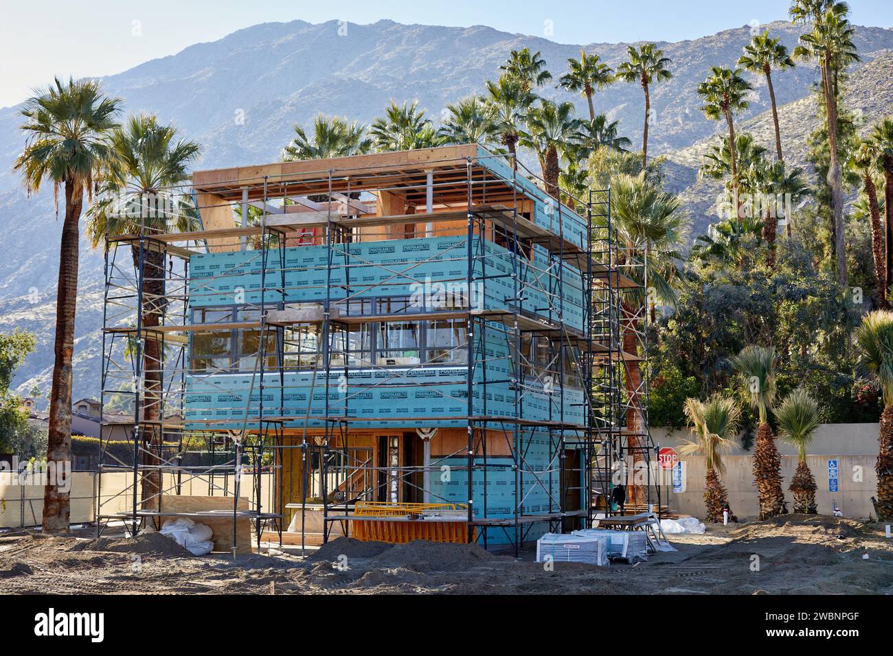 Palm Springs, Kalifornien, USA. Januar 2024. Die weitere Versammlung des Aluminaire House im Palm Springs Art Museum. Das Aluminaire House wurde 1931 von den Architekten A. Lawrence Kocher und Albert Frey erbaut. Als Fallstudie konzipiert, drei Stockwerke hoch. (Kreditbild: © Ian L. Sitren/ZUMA Press Wire) NUR REDAKTIONELLE VERWENDUNG! Nicht für kommerzielle ZWECKE! Stockfoto