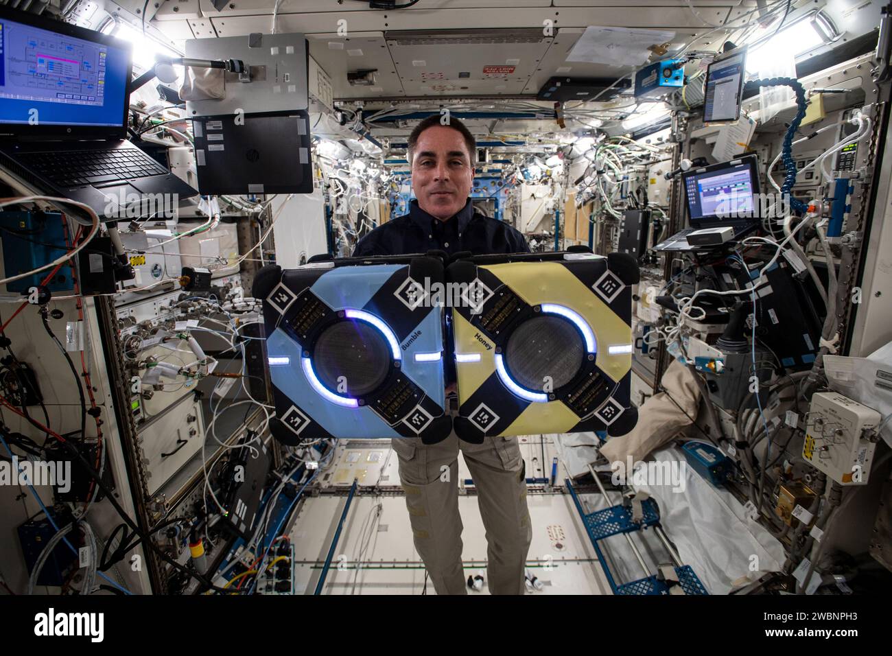 Astronaut Chris Cassidy von der Expedition 63 führte am 4. September 2020 visuelle und Navigationstests mit zwei Astrobee-Robotern im Kibo-Labormodul von JAXA durch. Stockfoto