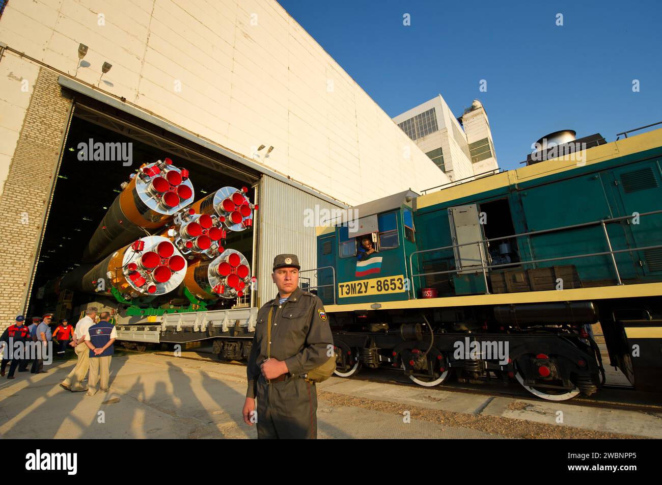Sojus TMA-02M wird mit Kommandant Sergei Volkov, NASA Flight Engineer Mike Fossum und JAXA Flight Engineer Satoshi Furukawa zum Start am 8. Juni 2011 auf den Startplatz des Baikonur Cosmodrome gerollt. Stockfoto