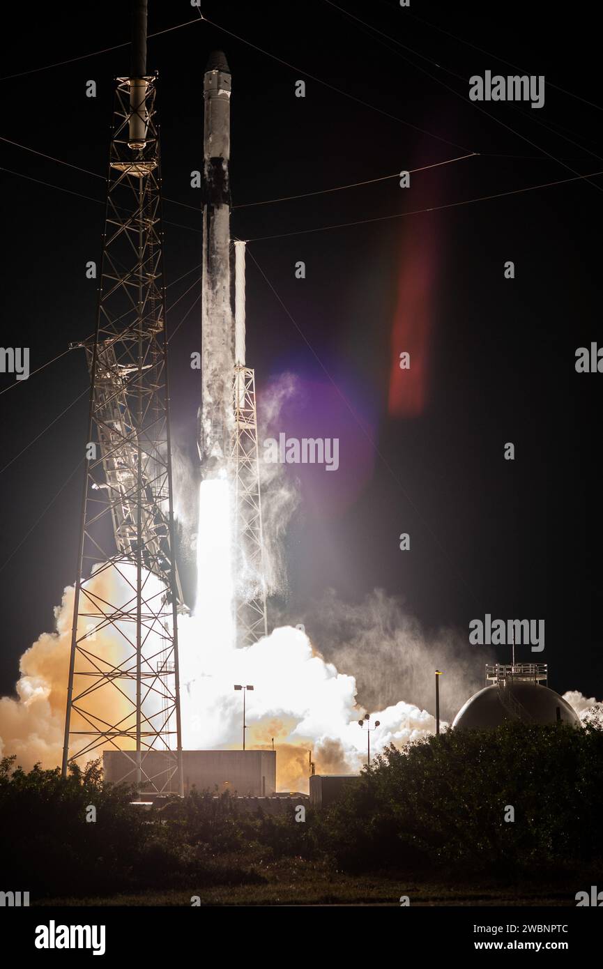 Die SpaceX Falcon 9 startete am 6. März 2020 das unbemannte Dragon Cargo-Raumschiff zur Internationalen Raumstation für die CRS-20-Mission und lieferte über 4.300 Pfund an Wissenschaft und Material. Stockfoto