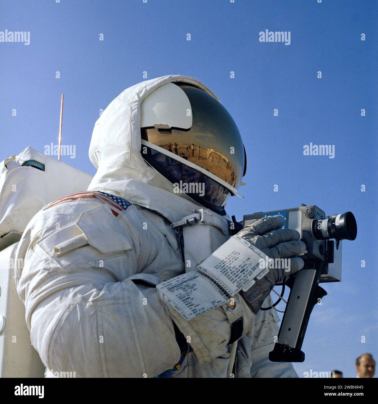 Der Pilot des Apollo 13-Mondmoduls Fred Haise übt eine 16-mm-Filmkamera für den Einsatz auf der Mondoberfläche. Die Mission startet am 11. April vom KSC aus und landet bei Fra Mauro mit der Crew Haise, James Lovell und Thomas Mattingly II Stockfoto