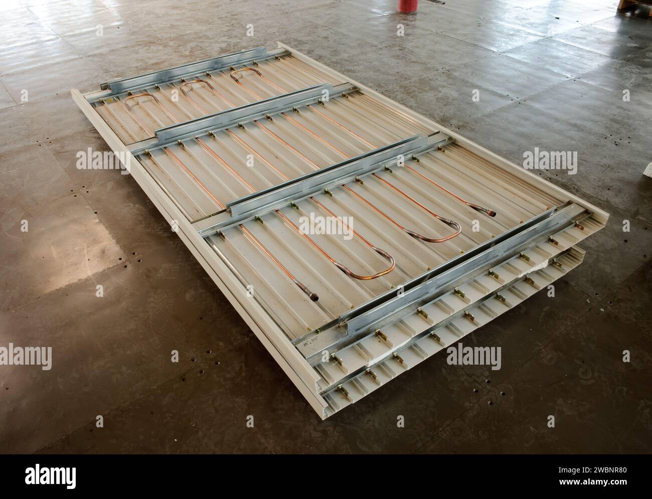 Die NASA Ames Sustainability Base enthält in Deckenpaneele integrierte Kühlelemente, um die umweltfreundliche Gebäudeplanung in Moffett Field, Kalifornien, zu unterstützen. Stockfoto