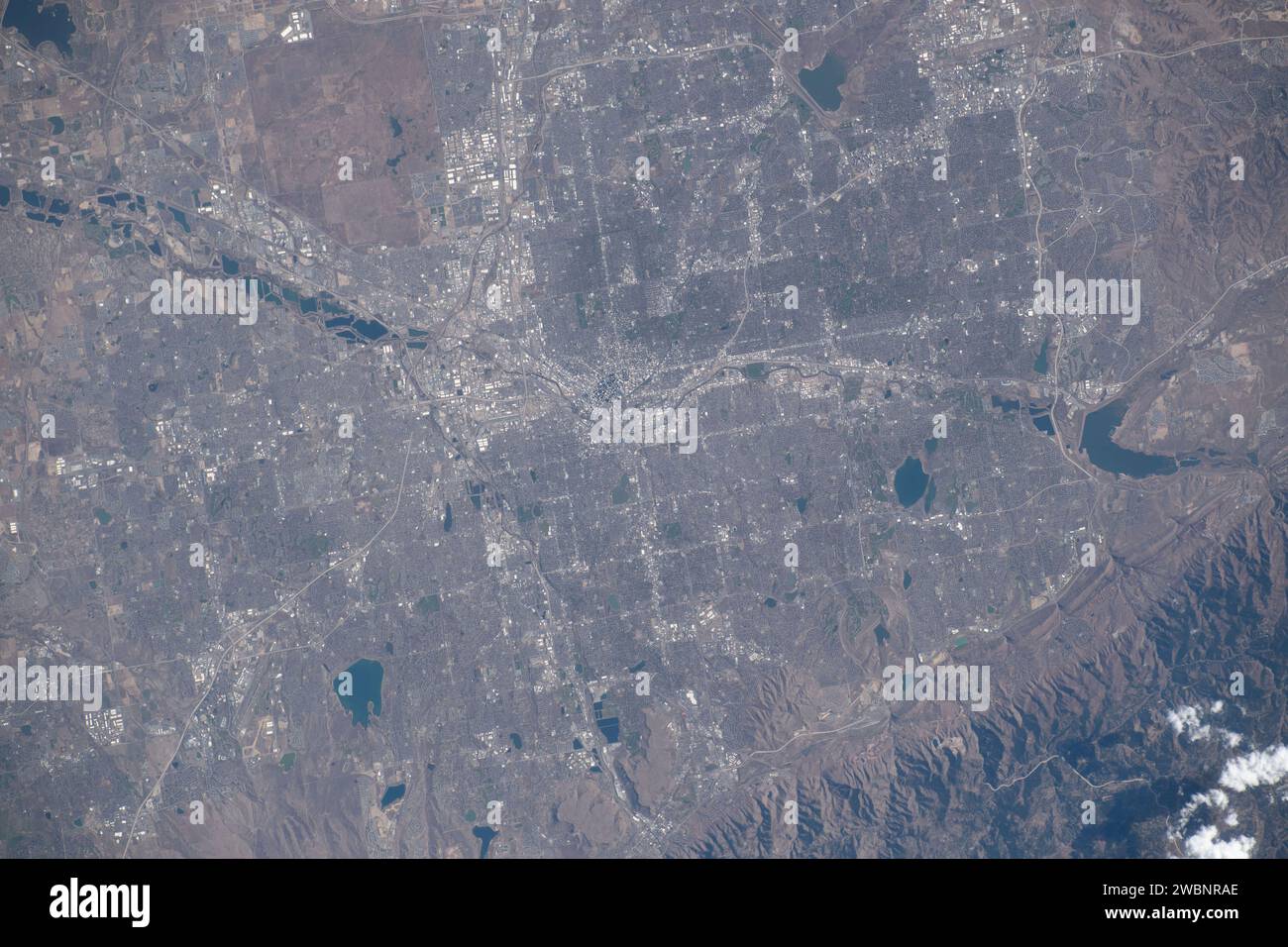 Iss070e008429 (22. Oktober 2023) --- Denver, Colorado, geteilt durch den South Platte River und neben den Rocky Mountains, ist von der Internationalen Raumstation auf einer Umlaufbahn von 262 km über dem Centennial State abgebildet. Stockfoto