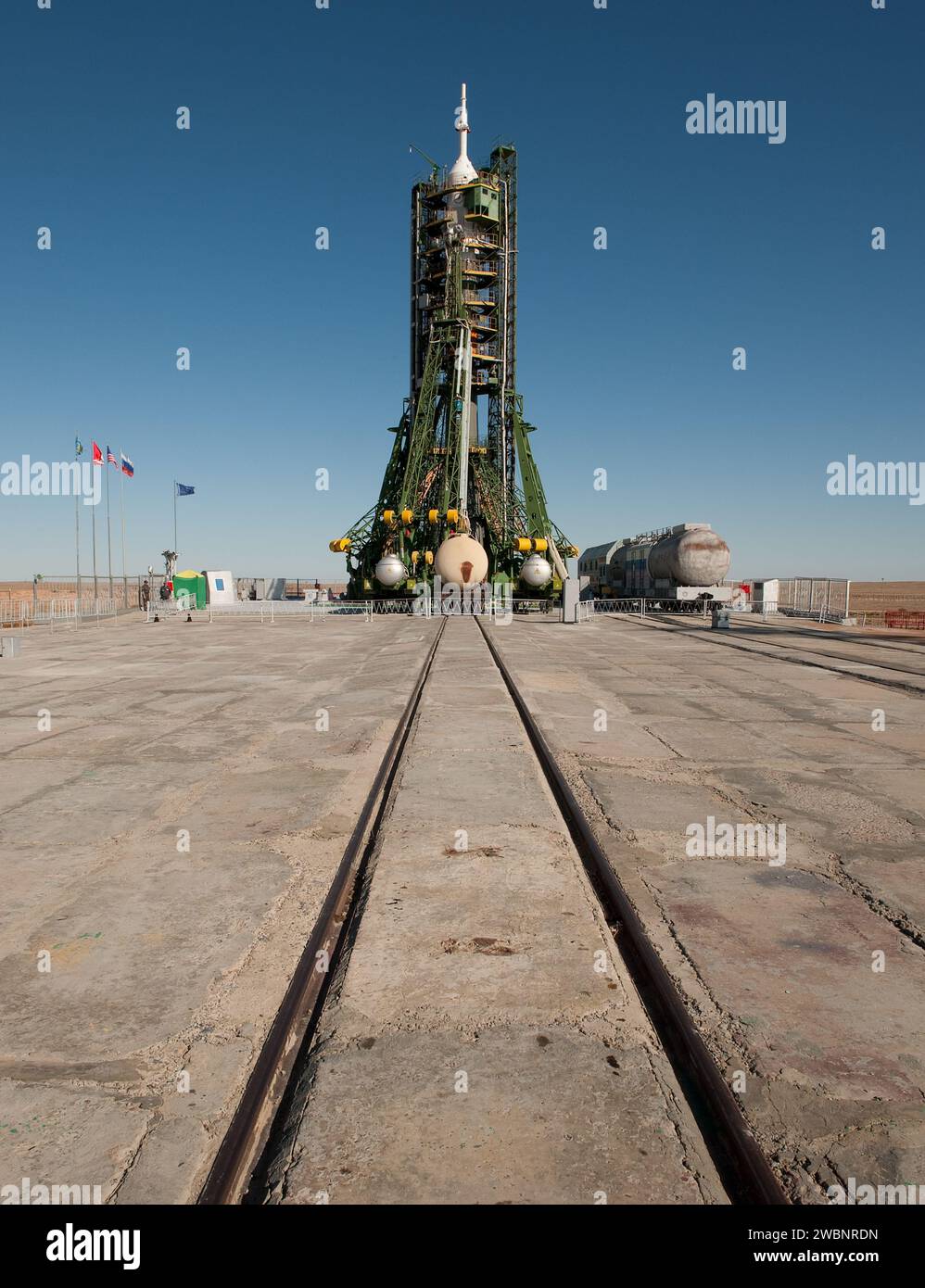 Die Sojus-Rakete wird am 29. September 2009 auf dem Startplatz in Baikonur, Kasachstan, positioniert, bevor die Expedition 21-Besatzung und der Raumflugteilnehmer zur ISS starten. Stockfoto
