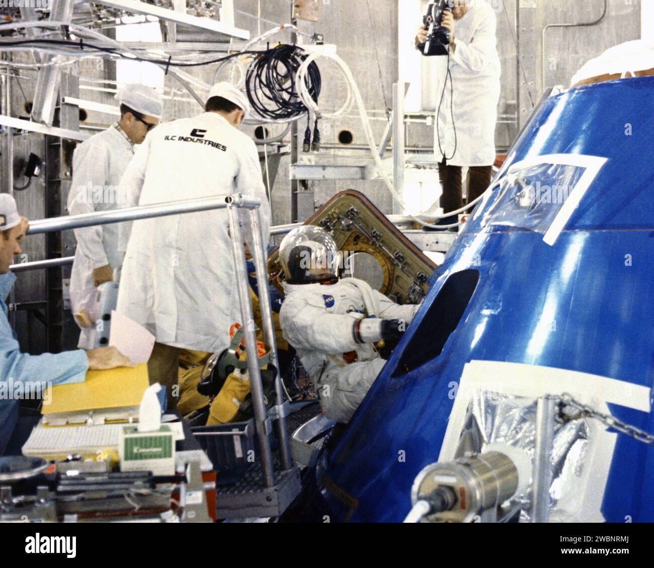 Apollo 12 Lunar Module Pilot Alan Bean, Kommandant Charles Conrad Jr. und Kommandomodul Pilot Richard Gordon Jr. starteten in einem Raumschiff für einen Höhenkammertest, der die Raumbedingungen vor der zweiten bemannten Mondlandung simulierte. Stockfoto