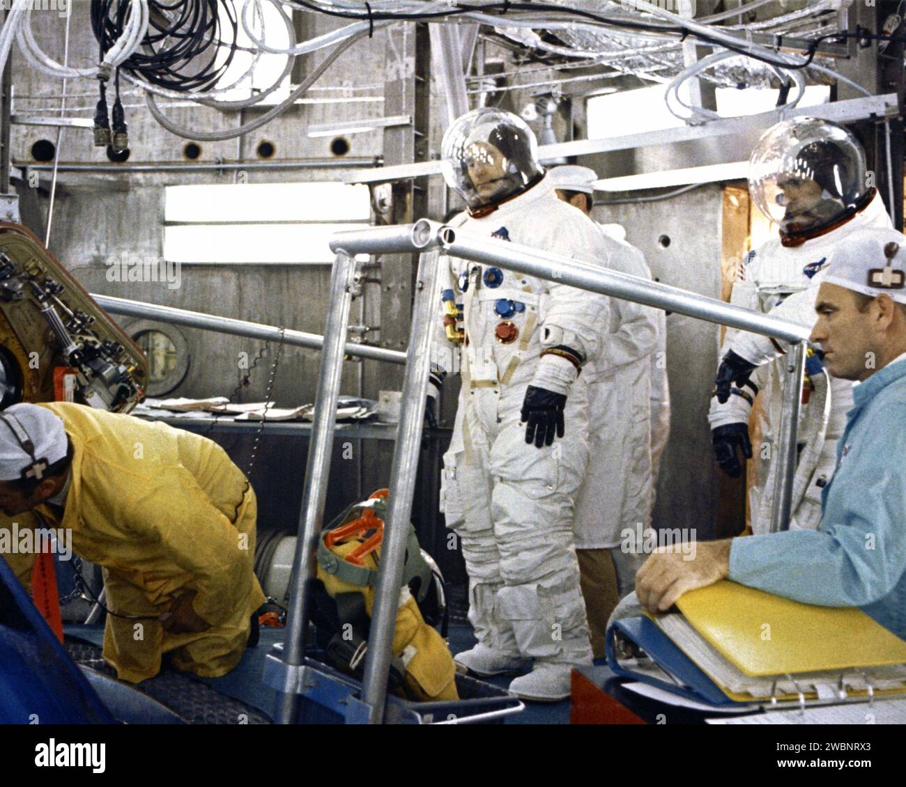 Die Apollo 12 Crew Alan Bean, Charles Conrad Jr. und Richard Gordon Jr. führten einen Höhenkammertest durch, um die Raumbedingungen vor der zweiten bemannten Mondlandung zu simulieren. Stockfoto
