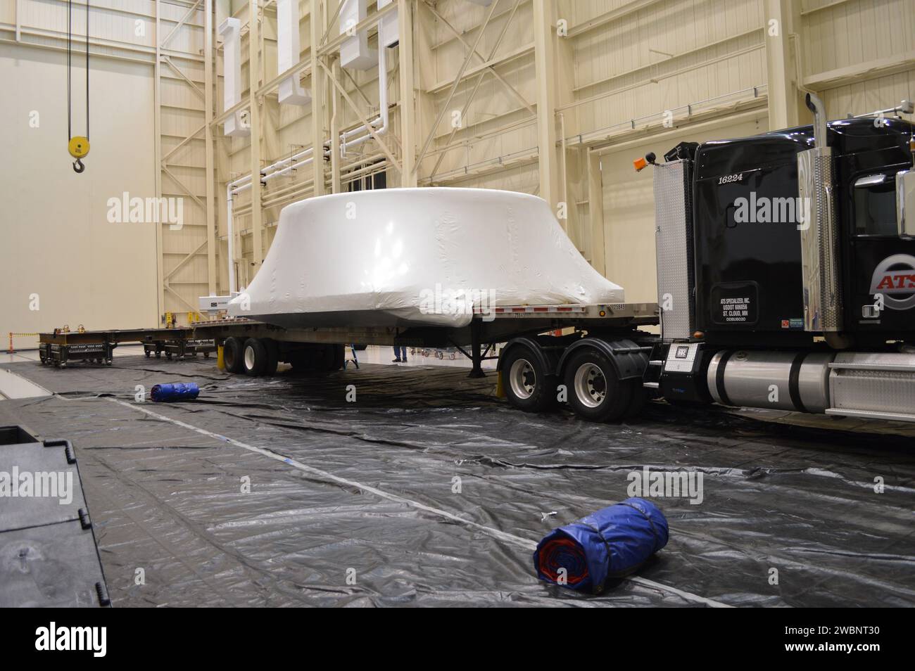 Der Orion Crew Module Adapter-Simulator kam am 24. Juni 2015 in der Plum Brook Station Space Power Power Facility des NASA Glenn Research Centers in Sandusky, Ohio an, um Raumfahrzeugsysteme zu testen und vorzubereiten. Stockfoto