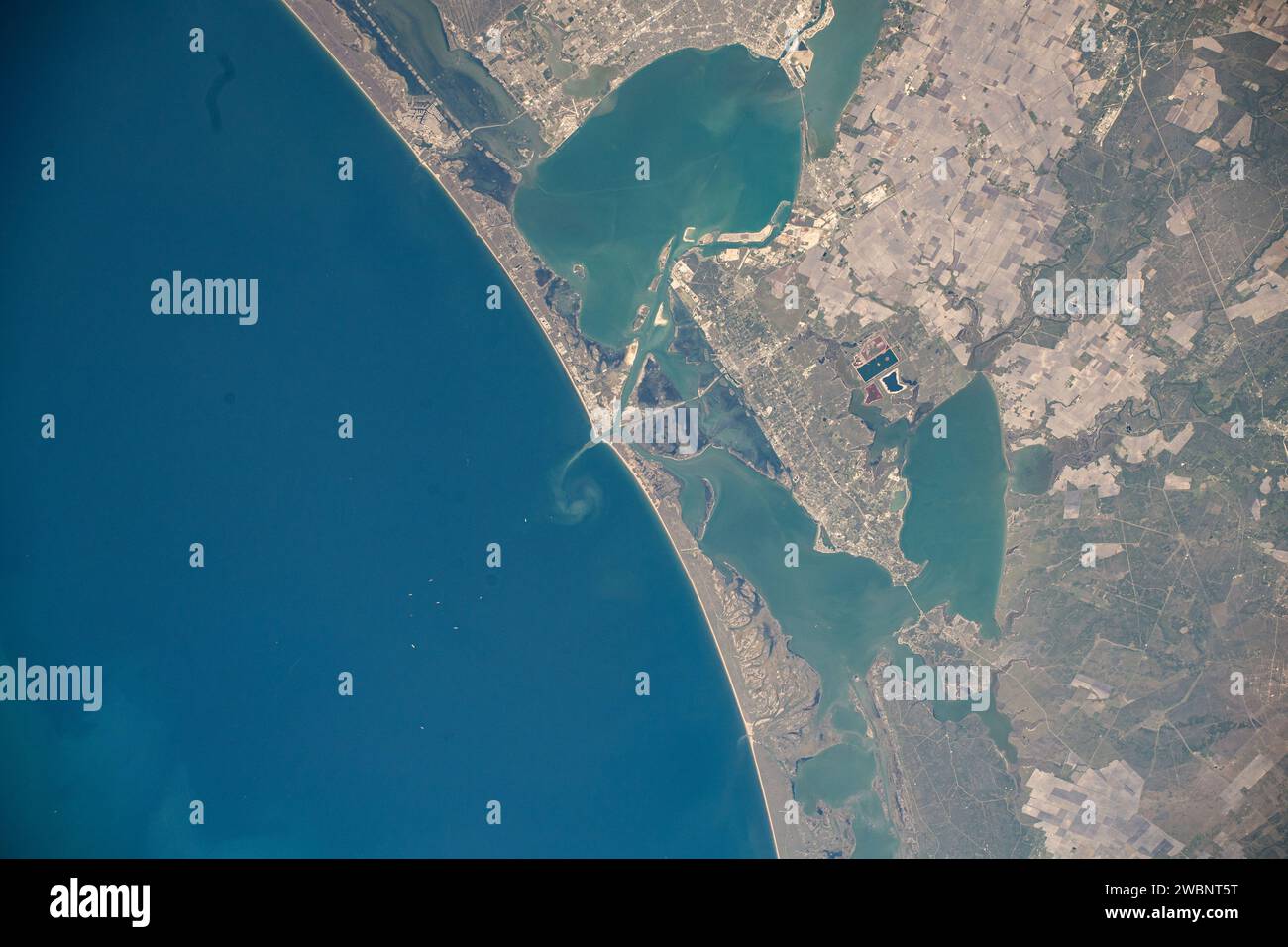 Iss070e007677 (20. Oktober 2023) --- die texanischen Städte Port Aransas und Corpus Christi, einschließlich der Padre- und Mustang-Inseln an der Küste des Golfs von Mexiko, sind von der Internationalen Raumstation aus in einer Umlaufbahn von 260 km Höhe abgebildet. Stockfoto