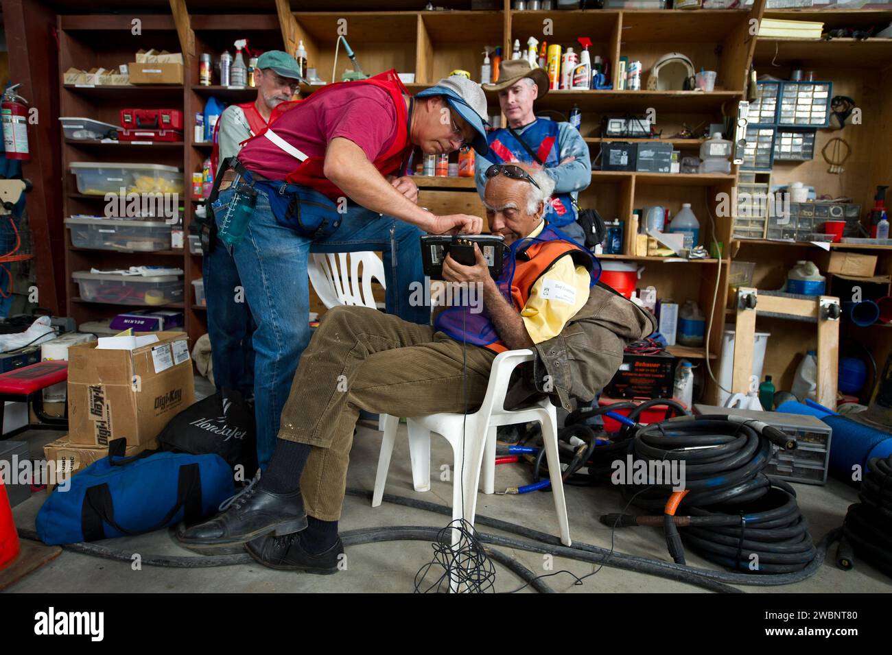 SID Siddiqi und Support-Mitarbeiter richteten am Charles M. Schulz Sonoma County Airport für die Green Flight Challenge 2011 ein, eine Veranstaltung der NASA und der CAFE Foundation, um kraftstoffsparende, emissionsarme Flugzeuge mit erneuerbaren Kraftstoffen und elektrischer Energie zu fördern. Stockfoto