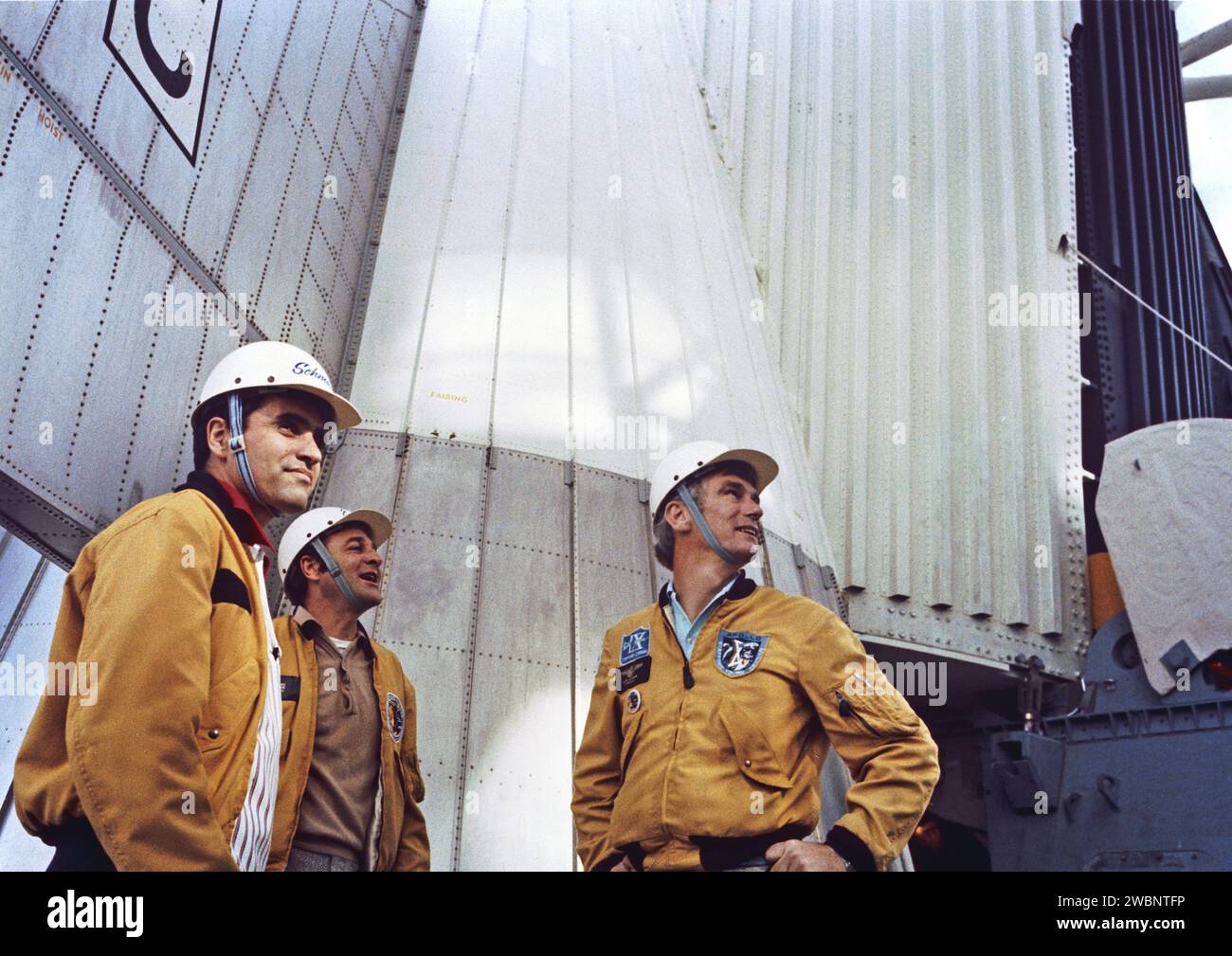 Die Apollo 17 Prime Crew hält während des Notfalltests auf dem Zugangsarm an, der zu ihrem Raumschiff führt, das mit dem Saturn V-Trägerraketen am Komplex 39 gepaart ist. Stockfoto