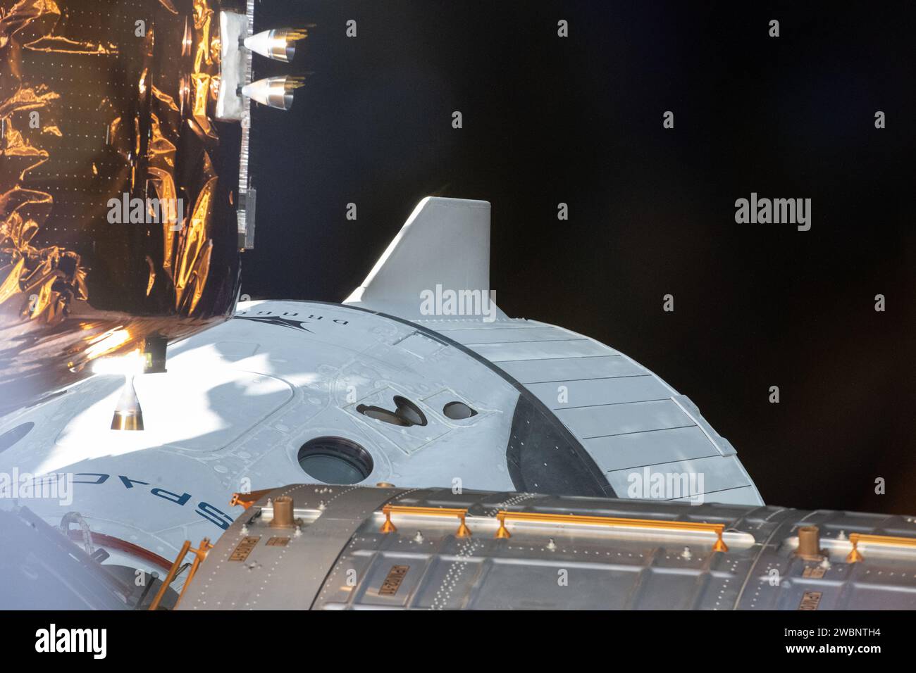 Iss063e026772 (8. Juni 2020) --- der SpaceX Crew Dragon, auch bekannt als Endeavour, ist am Internationalen Dockingadapter des Harmony-Moduls am vorderen Teil der Internationalen Raumstation angedockt. Stockfoto