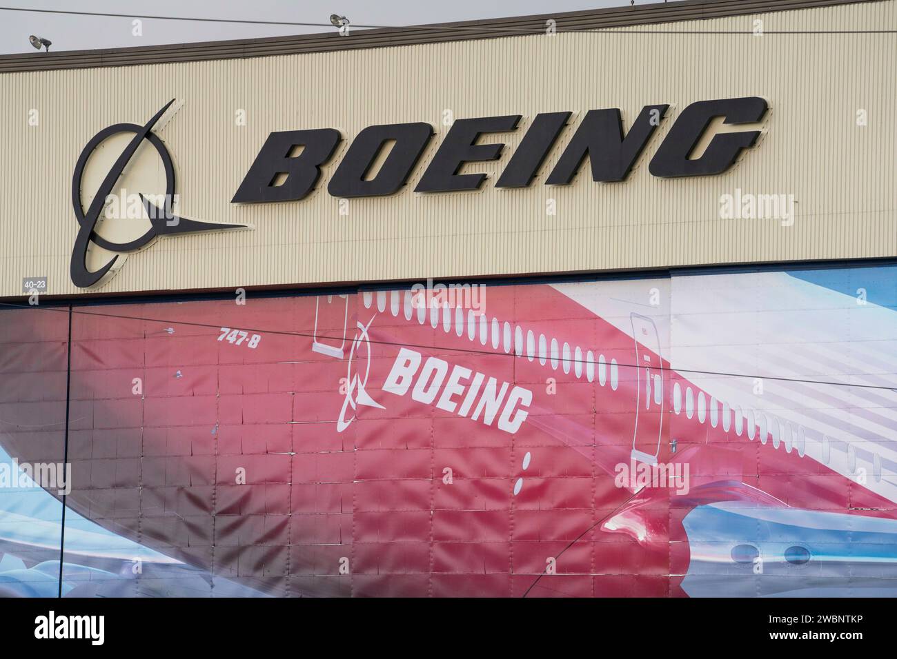 Everett, Washington, USA. Januar 2024. Das Boeing-Logo und Wandgemälde in der Boeing Everett Factory. Die Boeing Everett-Fabrik ist eine Flugzeugmontageanlage, die von Boeing betrieben wird. Das Werk ist eines der größten Gebäude der Welt. Nach einem Vorfall mit einem Flugzeug der Boeing 737 Max 9 vor fast einer Woche hat die FAA heute eine Untersuchung des Unternehmens und seiner Sicherheitspraktiken angekündigt. (Kreditbild: © Scott Brauer/ZUMA Press Wire) NUR REDAKTIONELLE VERWENDUNG! Nicht für kommerzielle ZWECKE! Stockfoto