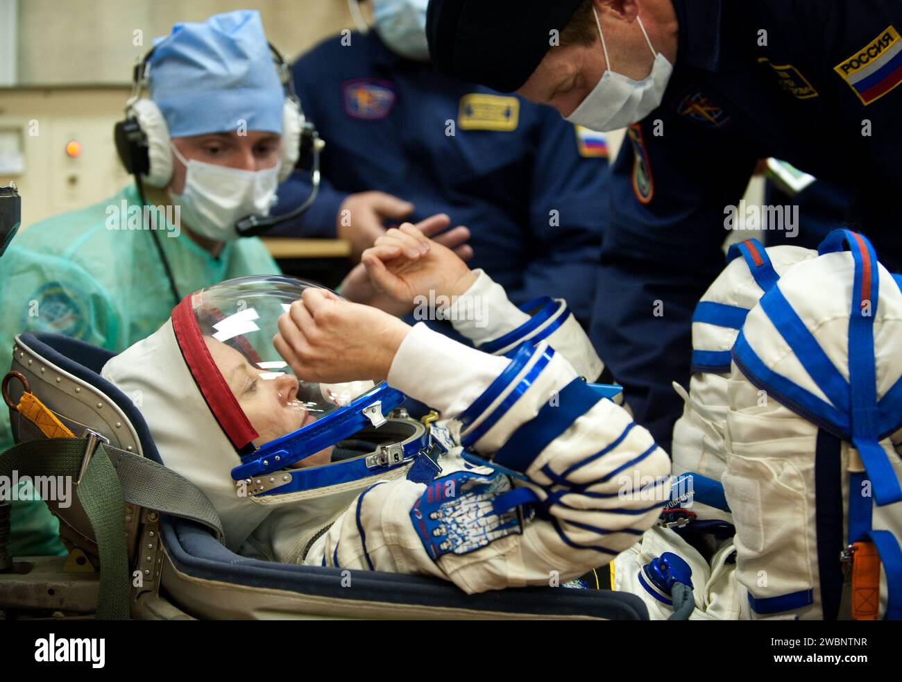 Die NASA-Flugingenieurin Tracy Caldwell Dyson ließ ihren russischen Sokol-Anzug am 2. April 2010 auf dem Baikonur Cosmodrome in Kasachstan überprüfen, bevor sie mit dem Sojus-Kommandeur Alexander Skwortsov und dem Flugingenieur Michail Kornienko an Bord der Sojus TMA-18 startete. Stockfoto