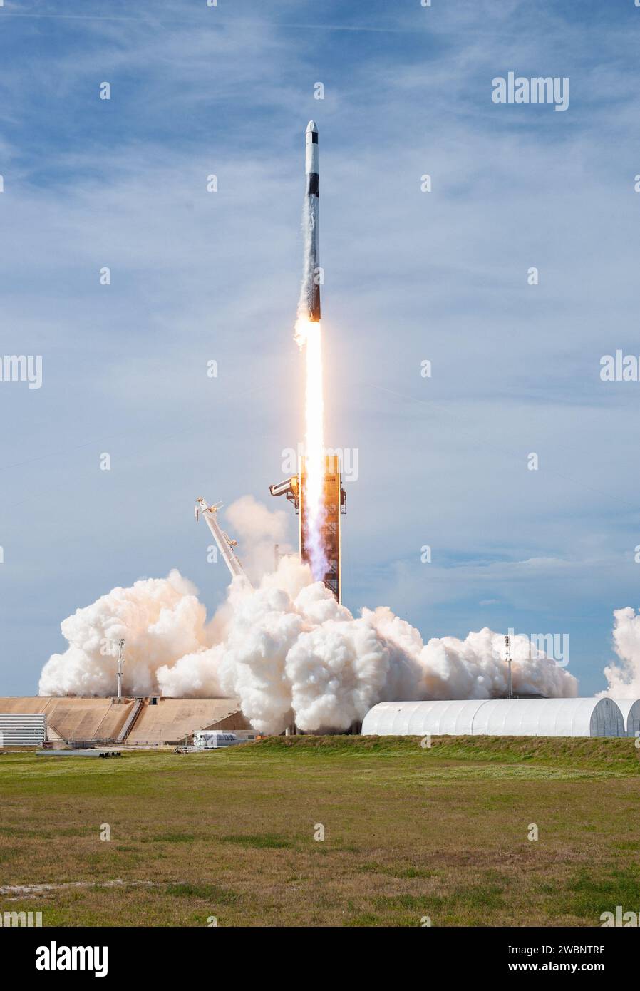 Die Falcon 9 von SpaceX brachte Cargo Dragon am 6. Dezember 2020 auf die ISS und lieferte mehr als 6.400 Pfund Fracht und wissenschaftliche Ausrüstung für CRS-21. Stockfoto