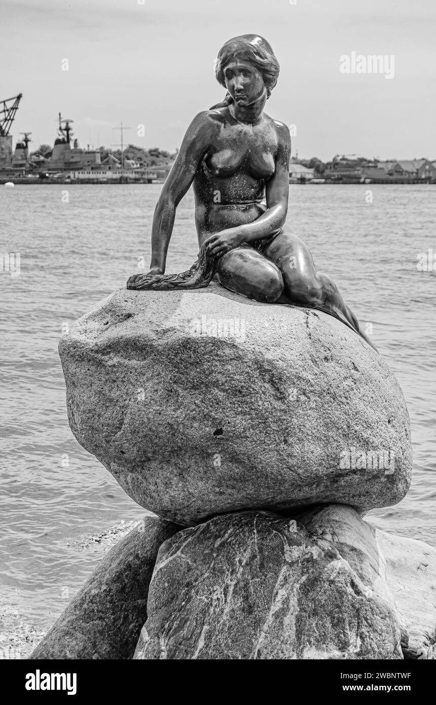 KOPENHAGEN, DÄNEMARK - 8. JULI 2014: Die kleine Meerjungfrau, Bronzestatue von Edvard Eriksen, ausgestellt auf einem Felsen am Ufer, ist eine Kopenhagener Ikone Stockfoto