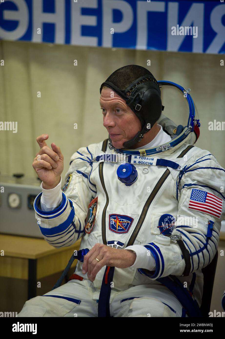 Der Flugingenieur Mike Fossum wartet auf einen russischen Sokol-Anzug-Drucktest am Baikonur Cosmodrome, bevor er mit Sergei Volkov und Satoshi Furukawa zur ISS startet. Stockfoto