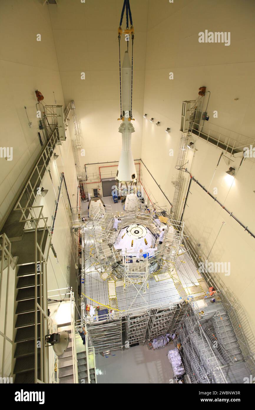 Orions Launch Abort System (LAS) ist am 3. Oktober 2014 auf dem Crew- und Servicemodul des Kennedy Space Center LASF montiert. Das System wird getestet, um das Besatzungsmodul während des Explorationsflugs Test-1 (EFT-1) schnell in Sicherheit zu bringen und ordnungsgemäß zu trennen. Stockfoto