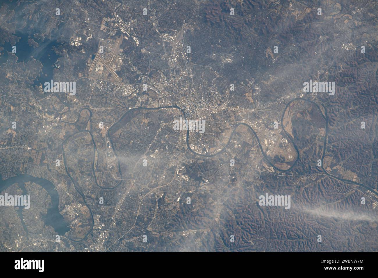 Iss070e031247 (25. November 2023) --- Nashville, Tennessee, geteilt durch den Cumberland River, wird von der Internationalen Raumstation aus aufgenommen, als sie 261 Meilen über dem Volunteer State umkreiste. Links oben befindet sich der Nashville International Airport in der Nähe des Percy Priest Lake. Stockfoto