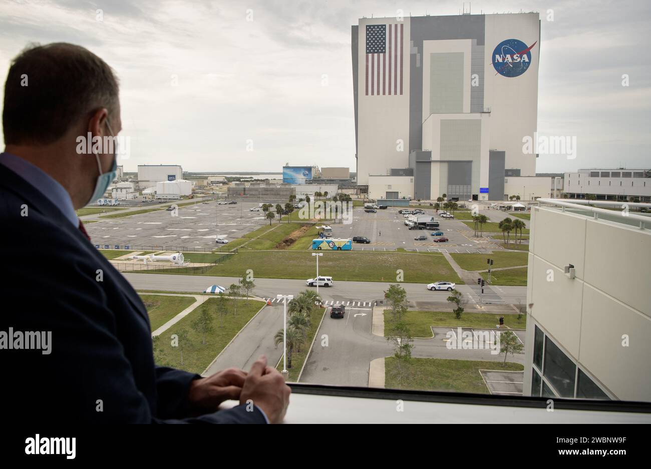 Der NASA-Administrator Jim Bridenstine beobachtet, wie die NASA-Astronauten Douglas Hurley und Robert Behnken vom Launch Complex 39A zum Neil A. Armstrong Operations and Checkout Building zurückkehren, nachdem der Start wetterbedingt am Mittwoch, den 27. Mai 2020, im Kennedy Space Center der NASA in Florida abgeschrubbt wurde. Die Mission SpaceX Demo-2 der NASA ist der erste Start mit Astronauten der SpaceX Crew Dragon Raumsonde und der Falcon 9 Rakete zur Internationalen Raumstation als Teil des kommerziellen Crew-Programms der Agentur. Der Testflug dient als End-to-End-Demonstration des Transportsystems der SpaceX-Besatzung. T Stockfoto