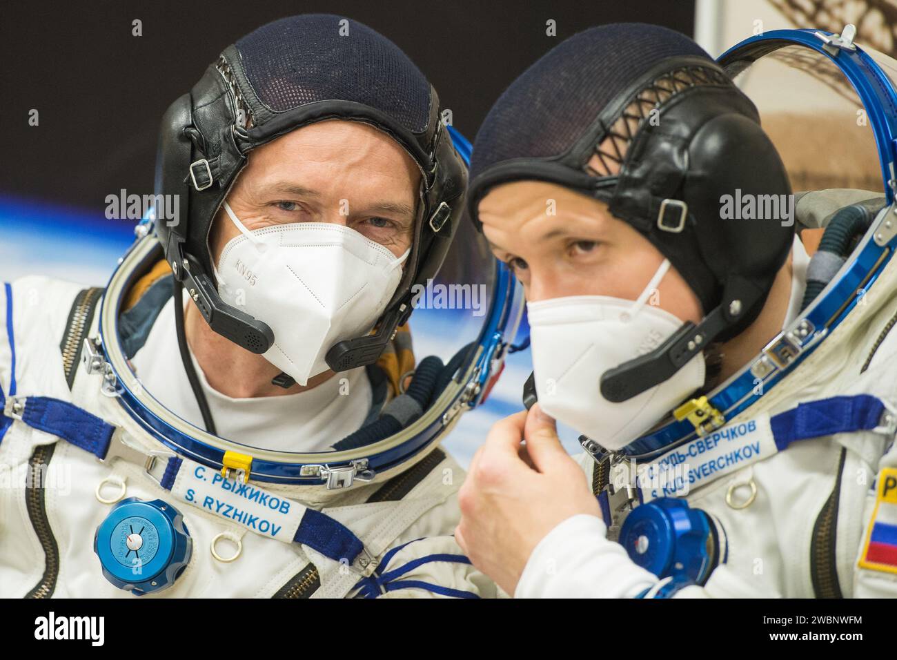 Expedition 64 die russischen Kosmonauten Sergej Ryzhikow (links) und Sergej Kud-Swerchkow (rechts) von Roscosmos werden beobachtet, nachdem sie sich mit der NASA-Astronautin Kate Rubins auf den Sojus-Start auf die Internationale Raumstation am Mittwoch, den 14. Oktober 2020, im Baikonur-Kosmodrome in Kasachstan vorbereitet haben. Das Trio startete um 1:45 Uhr EDT, um eine sechsmonatige Mission an Bord der Internationalen Raumstation zu beginnen. Stockfoto