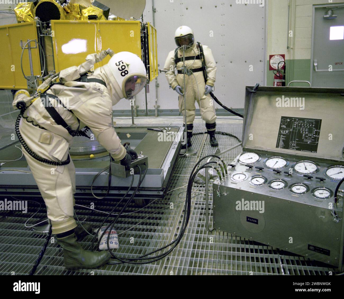 CAPE CANAVERAL, Fla. -- Techniker in Schutzanzügen beladenen heute die Symphonie-B-Raumsonde mit Treibstoffen in der Spin-Testanlage der Cape Canaveral Air Force Station. Der französisch-westdeutsche Experimentalsatellit soll Ende August oder Anfang September von der Direktion Unmanned Launch Operations an Bord einer Delta-Rakete aus dem Komplex 17 gestartet werden. Der Satellit wird in einer synchronen Umlaufbahn 22.300 Meilen über dem Äquator südlich der westafrikanischen 'Bulge' platziert, die Symphonie-1 bei der Kommunikation zwischen Bodenstationen in Europa, Südamerika, Teilen verbindet Stockfoto