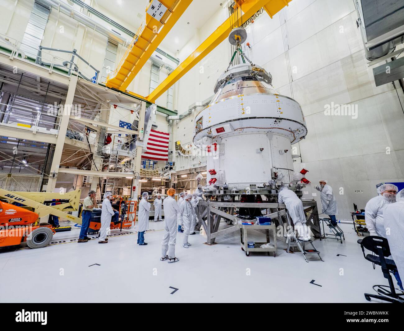 Der Orion-Raumschiff-Stapel für Artemis I wurde am 11. November 2019 aus der SCHNELLZELLE geholt. Crew- und Servicemodule wurden separat verarbeitet, gestapelt und verbunden. Der Stapel wurde horizontal durch einen Vertikator gedreht, um ihn zur Plum Brook Station in Ohio zu transportieren. Letzte Panels und vier Solarzellen werden im Kennedy Space Center installiert. Stockfoto