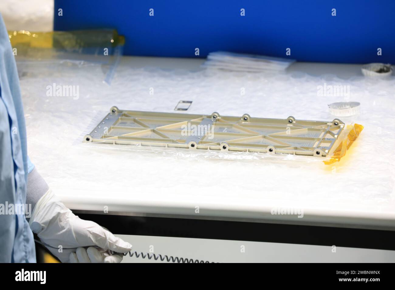 Ingenieure und Techniker des Kennedy Space Center der NASA in Florida haben den Strahler des Massenspektrometers Observing Lunar Operations (MSolo) für die Installation in der Space Station Processing Facility am 25. September 2020 vorbereitet. MSolo wird helfen, die chemische Zusammensetzung von Landeplätzen auf dem Mond zu analysieren und Wasser auf der Mondoberfläche zu untersuchen. Der Kühler trägt dazu bei, die Temperatur des Geräts bei extremer Hitze und Kälte stabil zu halten. MSolo Instruments soll auf mehreren Robotermissionen im Rahmen der Commercial Lunar Payload Services (CLPS) der NASA starten Stockfoto