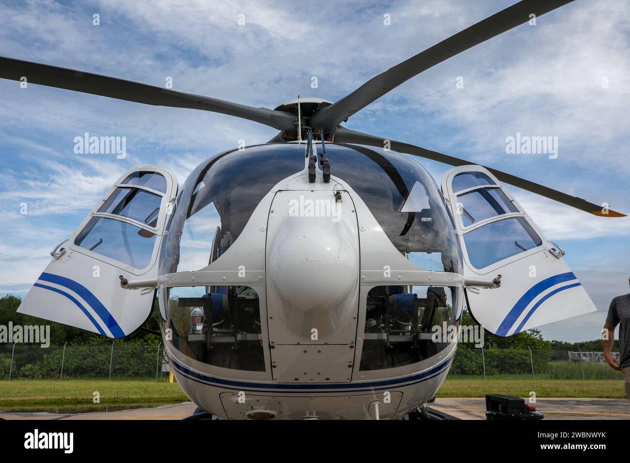 Ein neuer Airbus H135 (T3)-Hubschrauber trifft am 30. September 2020 auf der Start- und Landebahn der NASA im Kennedy Space Center in Florida ein. Ein zweiter H135-Hubschrauber wurde ebenfalls am 30. September ausgeliefert, ein dritter wird voraussichtlich Anfang 2021 eintreffen. Die drei H135-Hubschrauber werden das jetzt im Dienst befindliche Bell Huey 2-Sicherheitsflugzeug ersetzen, das von Kennedys Flight Operations-Team gewartet wird. Diese neuen Hubschrauber bieten eine Reihe von technischen und Sicherheitsvorteilen gegenüber dem Hueys, wie mehr Hubkraft, größere Stabilität in der Luft und erweiterte medizinische Möglichkeiten. Das Team erwartet, dass es voll ist Stockfoto